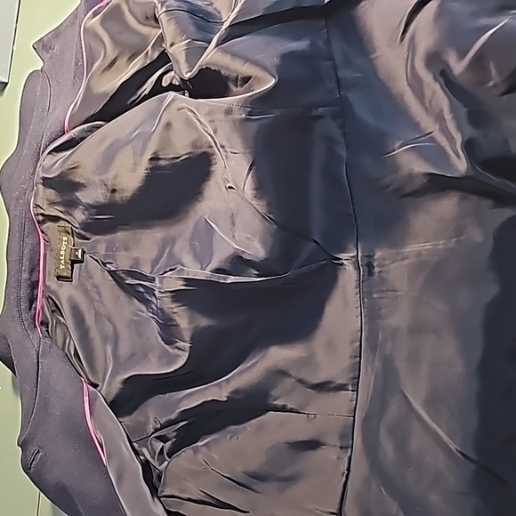 Talbots navy blue blazer. Size 4. Super soft, 2 front pockets. Covered buttons - Picture 7 of 10